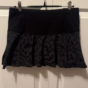 Lululemon size 4 Black Leopard Print Women's tennis or golf Skirt with shorts